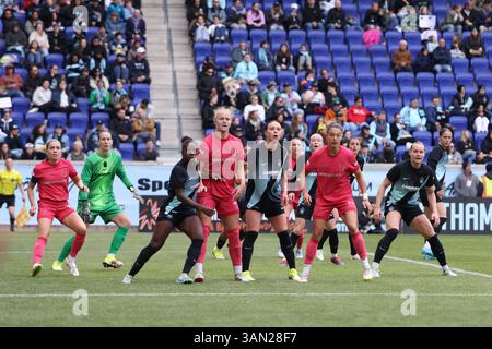 Les joueurs de courage de Caroline du Nord et Gotham FC attendent un coup de pied entrant pendant l'action dans le match de la National Women's Soccer League au Sports Illustrated Stadium de Harrison, New Jersey, dimanche 13 avril 2025. (Photo : Gordon Donovan) Banque D'Images