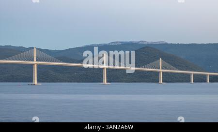 Le pont de Peljesac à la péninsule de Peljesac en Croatie, en Europe. Un long pont à haubans enjambe un plan d'eau serein, reliant sans problème Sho distant Banque D'Images