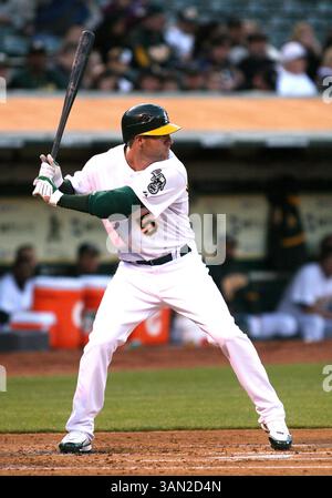 6 avril 2010 : Kevin Kouzmanoff, troisième joueur de base d'Oakland Athletics, est en action lors du match de Ligue américaine entre les A's d'Oakland et les Mariners de Seattle. Oakland bat Seattle 2-1 en 10 manches. Oakland, Californie. (Crédit image : © David Godinez/Cal Sport Media/ZUMApress.com) Banque D'Images