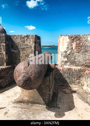 Vue sur la mer depuis les murs centenaires de Castillo San Cristóbal. Banque D'Images