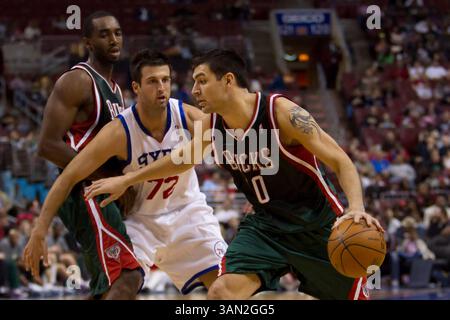 9 avril 2010 : Carlos Delfino (10 ans), attaquant des Milwaukee Bucks, tandis que Jason Kapono (72 ans), attaquant des 76ers de Philadelphie, est l'attaquant des Milwaukee Bucks Luc Richard Mbah a Moute (12 ans) lors du match NBA entre les Bucks de Milwaukee et les 76ers de Philadelphie au Wachovia Center de Philadelphie, en Pennsylvanie. Les Bucks ont battu les 76ers, 95-90.(image crédit : © Chris Szagola/Cal Sport Media/ZUMApress.com) Banque D'Images