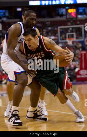 9 avril 2010 : L'attaquant des Milwaukee Bucks Carlos Delfino (10 ans) tente de contourner l'attaquant des 76ers de Philadelphie Elton Brand (42 ans) pendant le match NBA entre les Bucks de Milwaukee et les 76ers de Philadelphie au Wachovia Center de Philadelphie, en Pennsylvanie. Les Bucks ont battu les 76ers, 95-90.(image crédit : © Chris Szagola/Cal Sport Media/ZUMApress.com) Banque D'Images