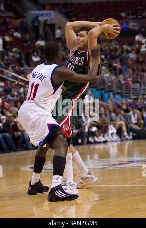 9 avril 2010 : Carlos Delfino (10 ans), attaquant des Milwaukee Bucks, est gardé par le garde des Philadelphia 76ers Jrue Holiday (11 ans) pendant le match NBA entre les Milwaukee Bucks et les Philadelphia 76ers au Wachovia Center de Philadelphie, en Pennsylvanie. Les Bucks ont battu les 76ers, 95-90.(image crédit : © Chris Szagola/Cal Sport Media/ZUMApress.com) Banque D'Images
