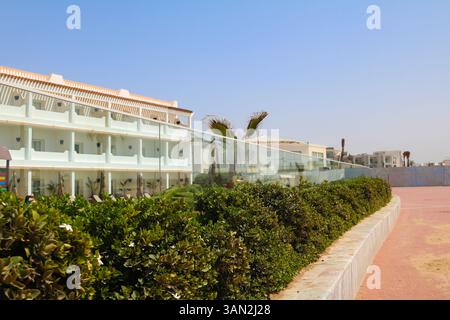 Hôtel de luxe en bord de mer le long de la promenade de la plage d'agadir à agadir maroc Banque D'Images