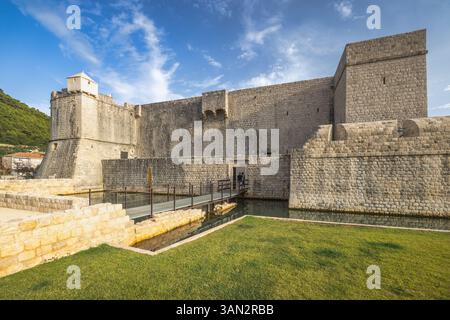Ston, ville historique dans la péninsule de Peljesac en Croatie, Europe. Forteresse en pierre avec pelouse herbeuse et un petit pont sur l'eau, situé contre un ciel bleu wi Banque D'Images