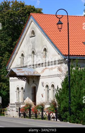 Ancienne façade principale de bâtiment de deux étages avec portes et fenêtres arrondies Banque D'Images