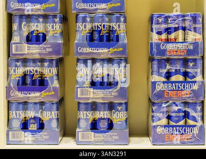 Wiesbaden, Allemagne. 10 avril 2025. Les boissons énergisantes de la marque « Gorbatschow » sont sur les étagères de Henkell Freixenet. Le nom de marque 'Gorbatchev' appartient à Henkell Freixenet, membre de Geschwister Oetker Beteiligungen KG depuis novembre 2021. La marque n'est pas nommée d'après l'ancien chef d'État soviétique et chef de parti, mais d'après le fondateur de l'entreprise Lev Leontyevitch Gorbatchev. Crédit : Andreas Arnold/dpa/Alamy Live News Banque D'Images
