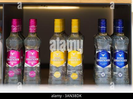 Wiesbaden, Allemagne. 10 avril 2025. Les bouteilles de la marque 'Vodka Gorbatschow' sont sur les étagères de Henkell Freixenet. Il appartient à Henkell Freixenet, membre de Geschwister Oetker Beteiligungen KG depuis novembre 2021. La marque n'est pas nommée d'après l'ancien chef d'État soviétique et chef de parti, mais d'après le fondateur de l'entreprise Lev Leontyevitch Gorbatchev. Crédit : Andreas Arnold/dpa/Alamy Live News Banque D'Images