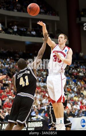 19 mars 2010 : L'attaquant du Wisconsin Jon Leuer (30 ans) passe au-dessus de l'attaquant de Wofford Tim Johnson (41 ans) lors de la première ronde de la division 1 de l'action régionale de la NCAA est entre les Badgers du Wisconsin no 4 (Big Ten) et les Wofford Terriers no 13 (Southern Conference) à Jacksonville Veterans Memorial Arena à Jacksonville, en Floride. Le Wisconsin a battu Wofford 53-49.(image crédit : © Gray Quetti/Cal Sport Media/ZUMApress.com) Banque D'Images