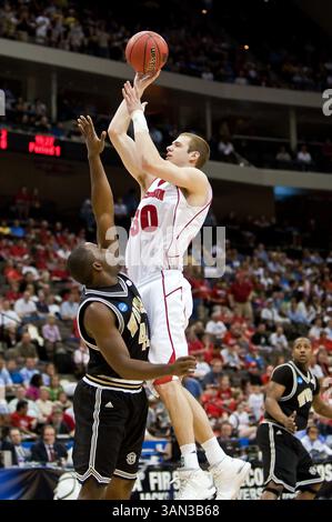 19 mars 2010 : L'attaquant du Wisconsin Jon Leuer (30 ans) se lève pour un tir de saut lors du premier tour de la Division 1 de l'action régionale de la NCAA est entre les Badgers du Wisconsin 4 (Big Ten) et les Wofford Terriers du Wofford 13 (Southern Conference) à Jacksonville Veterans Memorial Arena à Jacksonville, en Floride. Le Wisconsin a battu Wofford 53-49.(image crédit : © Gray Quetti/Cal Sport Media/ZUMApress.com) Banque D'Images