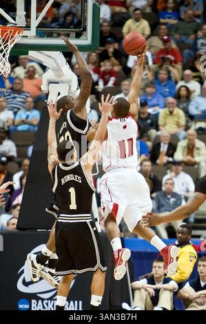 19 mars 2010 : le garde du Wisconsin Jordan Taylor (11 ans) monte pour un panier sur l'attaquant de Wofford Terry Martin (50 ans) lors de la première ronde de la division 1 de l'action régionale de la NCAA est entre les Badgers du Wisconsin no 4 (Big Ten) et les Wofford Terriers no 13 (Southern Conference) à Jacksonville Veterans Memorial Arena à Jacksonville, en Floride. Le Wisconsin a battu Wofford 53-49.(image crédit : © Gray Quetti/Cal Sport Media/ZUMApress.com) Banque D'Images
