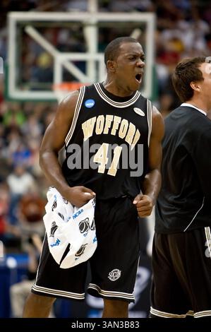 19 mars 2010 : L'attaquant de Wofford Tim Johnson (41) lors de la première ronde de la division 1 de l'action régionale de la NCAA est entre les Badgers du Wisconsin no 4 (Big Ten) et les Terriers du Wofford no 13 (Conférence du Sud) au Jacksonville Veterans Memorial Arena à Jacksonville, en Floride. Le Wisconsin a battu Wofford 53-49.(image crédit : © Gray Quetti/Cal Sport Media/ZUMApress.com) Banque D'Images