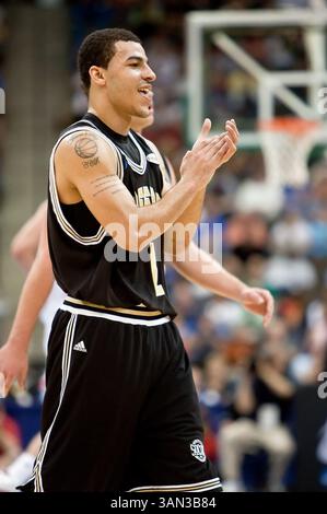 19 mars 2010 : L'attaquant de Wofford Nathan Parker (2) lors de la première ronde de la division 1 de l'action régionale de la NCAA est entre les Badgers du Wisconsin no 4 (Big Ten) et les Terriers du Wofford no 13 (Conférence du Sud) à Jacksonville Veterans Memorial Arena à Jacksonville, en Floride. Le Wisconsin a battu Wofford 53-49.(image crédit : © Gray Quetti/Cal Sport Media/ZUMApress.com) Banque D'Images
