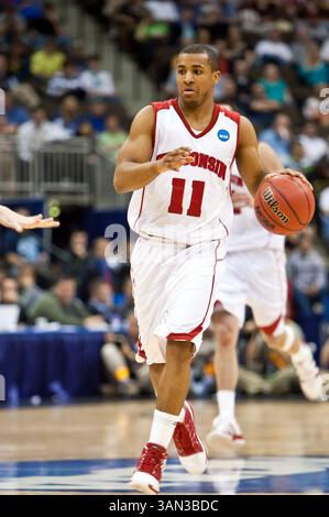 19 mars 2010 : Jordan Taylor (11), garde du Wisconsin, lors du premier tour de la division 1 de l'action régionale de la NCAA est entre les Badgers du Wisconsin no 4 (Big Ten) et les Terriers du Wofford no 13 (Conférence du Sud) à Jacksonville Veterans Memorial Arena à Jacksonville, en Floride. Le Wisconsin a battu Wofford 53-49.(image crédit : © Gray Quetti/Cal Sport Media/ZUMApress.com) Banque D'Images