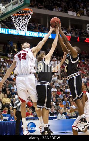 19 mars 2010 : L'attaquant du Wisconsin Keaton Nankivil (52 ans) va pour un rebond contre les Wofford Defenders lors de la première ronde de la Division 1 de l'action régionale de la NCAA est entre les No. 4 Wisconsin Badgers (Big Ten) et les No. 13 Wofford Terriers (Southern Conference) à Jacksonville Veterans Memorial Arena à Jacksonville, en Floride. Le Wisconsin a battu Wofford 53-49.(image crédit : © Gray Quetti/Cal Sport Media/ZUMApress.com) Banque D'Images