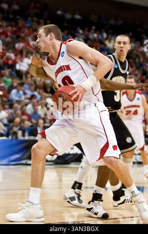 19 mars 2010 : L'attaquant du Wisconsin Jon Leuer (30 ans) lors de la première ronde de la division 1 de l'action régionale de la NCAA est entre les Badgers du Wisconsin 4 (Big Ten) et les Wofford Terriers du Wofford 13 (Southern Conference) à Jacksonville Veterans Memorial Arena à Jacksonville, en Floride. Le Wisconsin a battu Wofford 53-49.(image crédit : © Gray Quetti/Cal Sport Media/ZUMApress.com) Banque D'Images