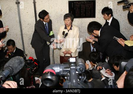 20 mars 2010 - Tokyo, Japon - SHIZUE TAKAHASHI, la veuve d'un employé d'une station de métro décédé après avoir enlevé des conteneurs remplis de gaz neurotoxique d'un train emballé, parle lors d'une conférence de presse concernant l'attaque au gaz sarin mortel de la secte de la vérité suprême Aum en 1995 sur la station Kasumigaseki, à l'occasion du 15e anniversaire. Les membres de la secte de la vérité suprême d'Aum ont tué 13 personnes et blessé des milliers de personnes quand ils répandent du gaz sarin dans le métro de Tokyo. (Crédit image : © Hitoshi Yamada/ZUMA Press) Banque D'Images