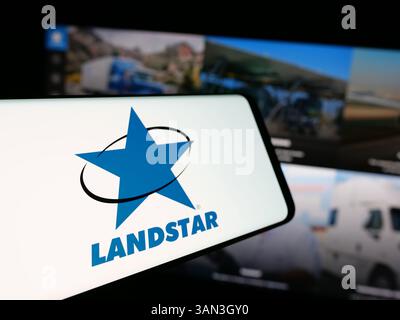 Stuttgart, Allemagne - 11-28-2024, téléphone portable avec le logo de la société de transport américaine Landstar System Inc sur l'écran devant le site Web. Banque D'Images