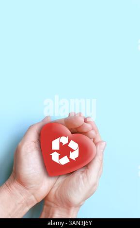 mains tenant le cœur avec le signe de recyclage, l'écologie, l'environnement de sauvegarde Banque D'Images