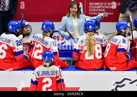 Budweis, République tchèque. 14 avril 2025. L’entraîneuse-chef Carla MacLeod (CZE) discute avec ses joueuses lors du Championnat mondial féminin de l’IIHF, Groupe A, match Tchéquie vs Canada, à Ceske Budejovice, République tchèque, le 14 avril 2025. Crédit : Vaclav Pancer/CTK photo/Alamy Live News Banque D'Images