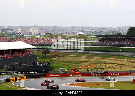Felipe Massa (BRA) Ferrari F2008 mène derrière la voiture de sécurité et passe le Red Bull Racing RB4 de David Coulthard (GBR) Red Bull Racing...Championnat du monde de formule 1, Rd 18, Grand Prix du Brésil, course, Interlagos, Sao Paulo, Brésil, dimanche 2 novembre 2008. Banque D'Images
