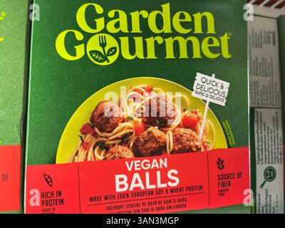 Pack de boules végétaliennes Garden Gourmet dans le congélateur d'épicerie, offrant une option savoureuse de repas surgelés à base de plantes pour les régimes végétaliens. Banque D'Images