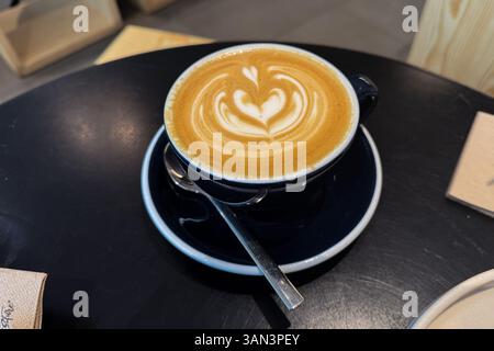 Surface en forme de coeur sur la tasse de café de spécialité Banque D'Images
