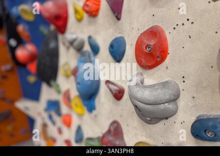Vue rapprochée des cales d'un mur d'escalade Banque D'Images