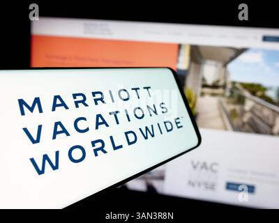 Stuttgart, Allemagne - 12-02-2024 : téléphone portable avec le logo de la société américaine Marriott Vacations Worldwide Corporation sur l'écran en face du site Web. Banque D'Images