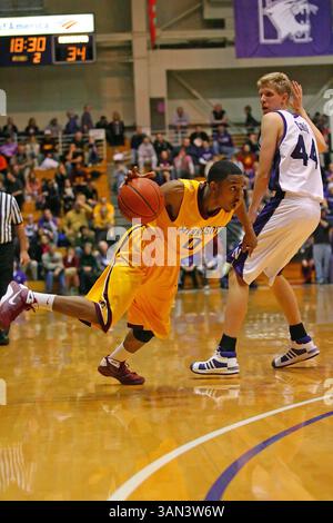 18 janvier 09 : le garde du Minnesota Al Nolen (0) en action lors d'un match de basket-ball Big Ten NCAA entre les Wildcats du Nord-Ouest et les Golden Gophers du Minnesota à la Welsh-Ryan Arena, Evanston, Illinois, remporté par les Wildcats 74-65.(crédit image : © Dennis Wierzbicki/Cal Sport Media)(crédit : © Dennis Wierzbicki/Cal Sport Media) Banque D'Images