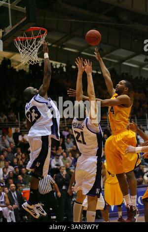 18 janvier 09 : L'attaquant du Minnesota Damian Johnson (34) marque sur l'attaquant du Nord-Ouest Ivan Peljusic (21) et le garde Jeremy Nash (23) lors d'un match de basket-ball Big Ten NCAA entre les Wildcats du Nord-Ouest et les Golden Gophers du Minnesota à la Welsh-Ryan Arena, Evanston, Illinois, remporté par les Wildcats 74-65.(Credit image : © Dennis Wierzbicki/Cal Sport Media Media)(Credit image : © Dennis Wierzbicki/Cal Sport Media) Banque D'Images