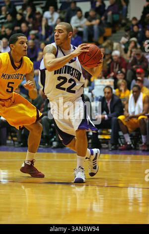 18 janvier 09 : le garde du nord-ouest Michael Thompson (22 ans) en action lors d'un match de basket-ball Big Ten NCAA entre les Wildcats du nord-ouest et les Golden Gophers du Minnesota à la Welsh-Ryan Arena, Evanston, Illinois, remporté par les Wildcats 74-65.(crédit image : © Dennis Wierzbicki/Cal Sport Media)(crédit : © Dennis Wierzbicki/Cal Sport Media) Banque D'Images