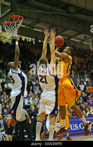18 janvier 09 : L'attaquant du Minnesota Damian Johnson (34) marque sur l'attaquant du Nord-Ouest Ivan Peljusic (21) et le garde Jeremy Nash (23) lors d'un match de basket-ball Big Ten NCAA entre les Wildcats du Nord-Ouest et les Golden Gophers du Minnesota à la Welsh-Ryan Arena, Evanston, Illinois, remporté par les Wildcats 74-65.(Credit image : © Dennis Wierzbicki/Cal Sport Media Media)(Credit image : © Dennis Wierzbicki/Cal Sport Media) Banque D'Images