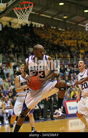 18 janvier 09 : le garde du nord-ouest Jeremy Nash (23 ans) tire un rebond lors d'un match de basket Big Ten NCAA entre les Wildcats du nord-ouest et les Golden Gophers du Minnesota à la Welsh-Ryan Arena, Evanston, Illinois, remporté par les Wildcats 74-65.(crédit image : © Dennis Wierzbicki/Cal Sport Media)(crédit : © Dennis Wierzbicki/Cal Sport Media) Banque D'Images