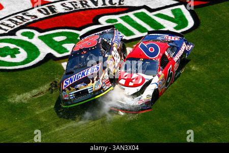 David Ragan et Ricky Rudd se sont emmêlés le long de la ligne frontale lors du Samsung 500 à TMS. (Crédit image : © PHOTOGRAPHER/Cal Sport Media) Banque D'Images