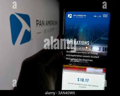 Stuttgart, Allemagne - 12-03-2012 2024 : personne tenant un smartphone avec la page web de la société minière Pan American Silver Corporation sur l'écran avec le logo. Banque D'Images