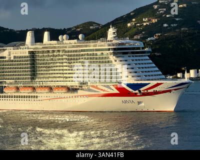 Le bateau de croisière Arvia quitte Road Town, Tortola, mer des Caraïbes Banque D'Images