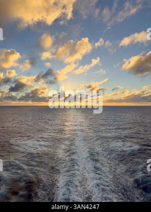 Réveil d'un bateau de croisière au coucher du soleil dans les Caraïbes Banque D'Images
