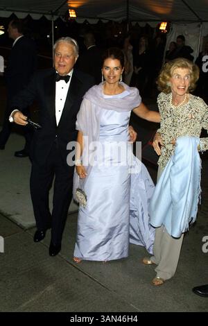 23 avril 2001 ; New York, NY, États-Unis ; journaliste et épouse de l'acteur Arnold Schwarzenegger MARIA SHRIVER et de ses parents SARGENT & EUNICE SHRIVER @ Gala du Metropolitan Museum of Art célébrant l'exposition de Jacqueline Kennedy Onassis : 'les années de la Maison Blanche'. (Crédit image : ZUMApress.com) Banque D'Images