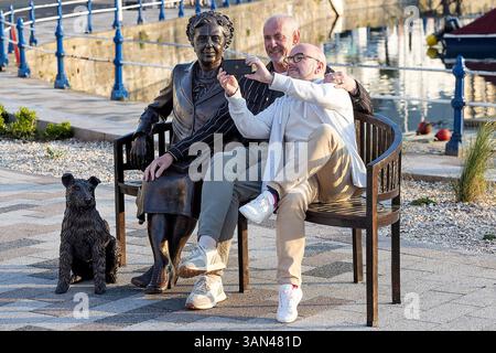 Le dévoilement officiel de la nouvelle sculpture Agatha Christie au Harbourside de Torquay, Devon, Royaume-Uni, par son petit-fils Matthew Pritchard. L'événement est Banque D'Images