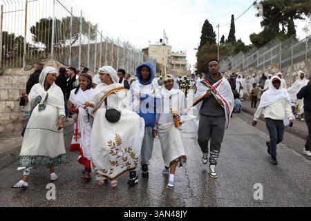 Procession du dimanche des palmiers, pèlerins chrétiens éthiopiens principalement des femmes et peu d'enfants marchent du mont. Olives commémorant la balade du Christ sur un poulain à Jérusalem. Banque D'Images
