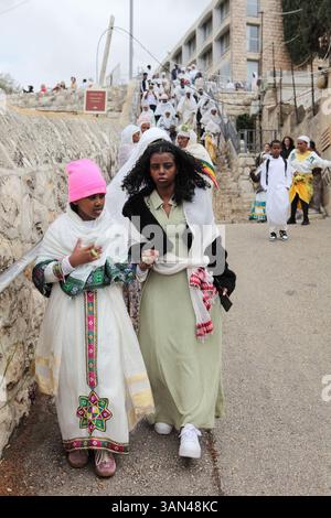 Procession du dimanche des palmiers, pèlerins chrétiens éthiopiens principalement des femmes et peu d'enfants marchent du mont. Olives commémorant la balade du Christ sur un poulain à Jérusalem. Banque D'Images