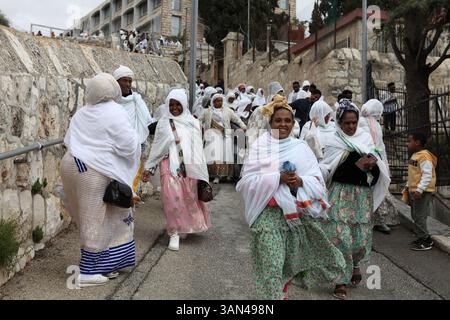 Procession du dimanche des palmiers, pèlerins chrétiens éthiopiens principalement des femmes et peu d'enfants marchent du mont. Olives commémorant la balade du Christ sur un poulain à Jérusalem. Banque D'Images
