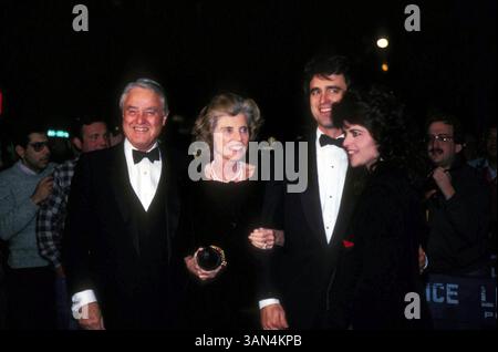 EUNICE KENNEDY SHRIVER avec SARGENT SHRIVER , BOBBY SHRIVER et MARIA SHRIVER.F4999.photo de Jonathan Green-Globe photos, inc..EUNICEKENNEDYSHRIVERRETRO (crédit image : © Globe photos/ZUMAPRESS.com) Banque D'Images