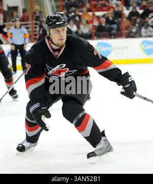 15 janvier 2009 - Raleigh, Caroline du Nord, États-Unis - Ligue nationale de hockey Carolina Hurricanes (77) JOE CORVO dans le rôle des Maple Leafs de Toronto a battu les Hurricanes de Caroline avec un score final de 6-4 alors qu'ils jouaient au Centre RBC. (Crédit image : © Jason Moore/ZUMA Press) Banque D'Images