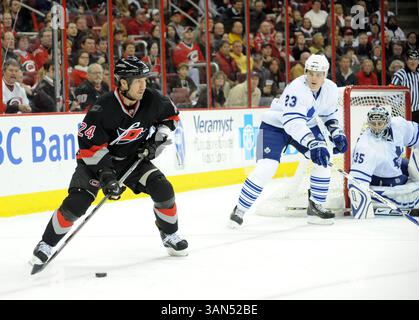 15 janv. 2009 - Raleigh, Caroline du Nord, États-Unis - Ligue nationale de hockey (24) SCOTT WALKER en action avec les Maple Leafs de Toronto (23) ALEXEI PONIKAROVSKY comme gardien de but des Maple Leafs de Toronto (35) VESA TOSKALA regarde les Maple Leafs de Toronto vaincre les Hurricanes de Caroline avec un score final de 6-4 alors qu'ils jouaient au RBC Center. (Crédit image : © Jason Moore/ZUMA Press) Banque D'Images