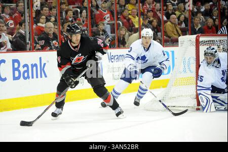 15 janv. 2009 - Raleigh, Caroline du Nord, États-Unis - Ligue nationale de hockey Carolina Hurricanes (24) SCOTT WALKER en action avec les Maple Leafs de Toronto (23) ALEXEI Ponikarovsky comme gardien de but des Maple Leafs de Toronto (35) VESA TOSKALA regarde les Maple Leafs de Toronto vaincre les Hurricanes de Caroline avec un score final de 6-4 alors qu'ils jouaient au RBC Center. (Crédit image : © Jason Moore/ZUMA Press) Banque D'Images