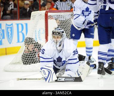 15 janvier 2009 - Raleigh, Caroline du Nord, États-Unis - Ligue nationale de hockey Carolina Hurricanes (12) ERIC STAAL glisse dans le but alors que le gardien des Maple Leafs de Toronto (35) VESA TOSKALA garde le but alors que les Maple Leafs de Toronto ont battu les Carolina Hurricanes avec un score final de 6-4 alors qu'ils jouaient au RBC Center. (Crédit image : © Jason Moore/ZUMA Press) Banque D'Images