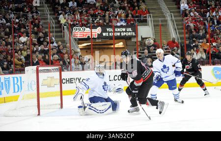 15 janv. 2009 - Raleigh, Caroline du Nord, États-Unis - Ligue nationale de hockey Carolina Hurricanes (15) TUOMO RUUTU cherche une passe de la rondelle alors que le gardien des Maple Leafs de Toronto (35) VESA TOSKALA garde le but alors que les Maple Leafs de Toronto ont battu les Carolina Hurricanes avec un score final de 6-4 alors qu'ils jouaient au RBC Center. (Crédit image : © Jason Moore/ZUMA Press) Banque D'Images