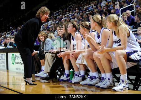 17 janvier 2009 : Deb Patterson, entraîneur-chef des Wildcats du Kansas State, discute avec ses joueurs sur le banc pendant la première mi-temps contre les cyclones de l'Iowa State au Bramlage Coliseum de Manhattan, Kansas. Kansas State Won 59-52.(image crédit : © Peter Aiken/Cal Sport Media) Banque D'Images